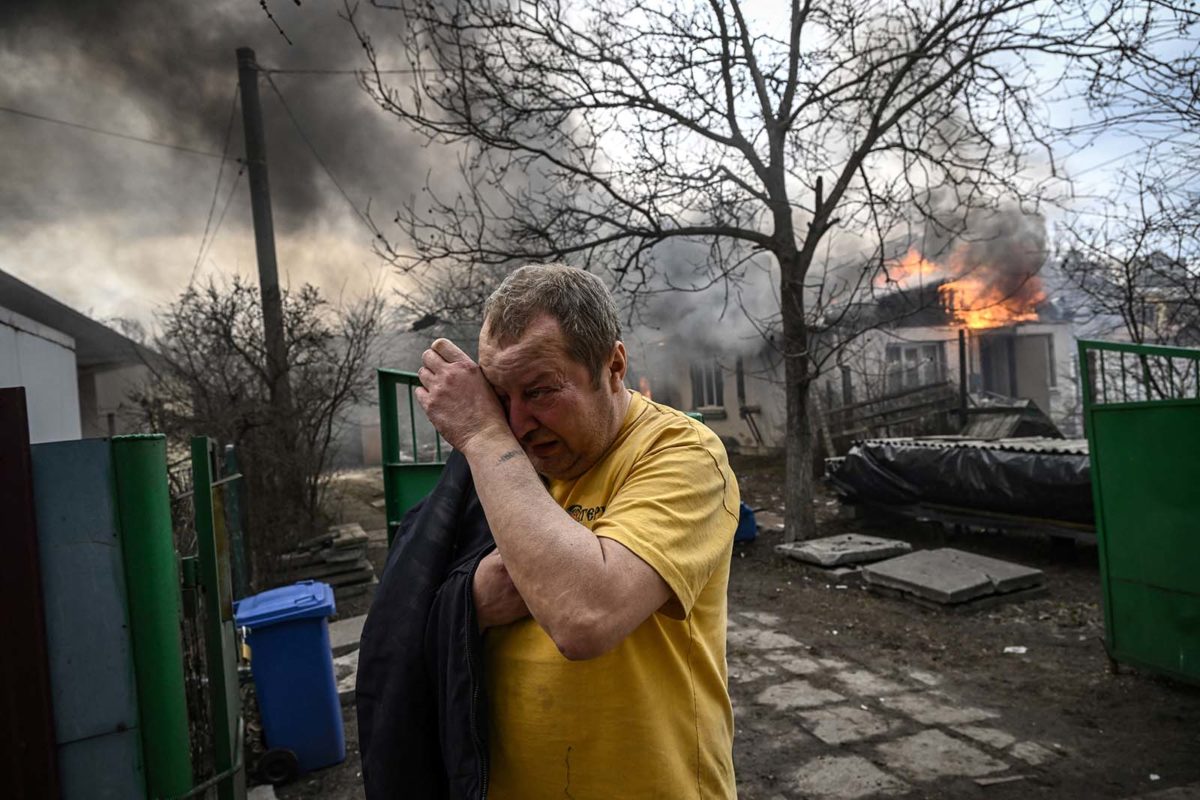Aris Messinis, Agence France-Presse, Alles verloren. Yevghen Zbormyrsky wischte sich am Freitag seine Tränen weg, als sein ausgebombtes Haus in Irpen bei Kiew hinter ihm in Flammen aufging.